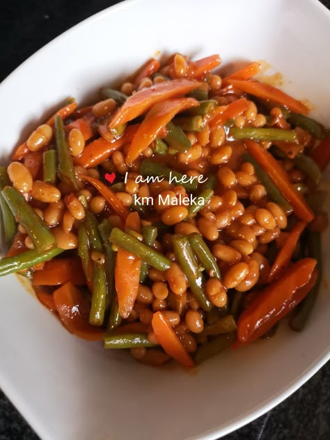 Chakalaka INGREDIENTS 1 smal Packet of green beans 4 🥕 carrots 1 can of Koo beans 2 teaspoons of paprika 2 teaspoons of chicken spice 1tablespoon of cayenne pepper 2 teaspoons Masala 1tablespoon of olive oil 1TABLESPOONS of curry 250ml of water  nip the tips off each end of the beans, and cut them into half, cut your carrots into half and make stripes and boil with 250ml water until cooked not over cooked please! Cook them until the water has dryed up! Pour oil in the same pot, with your spices Chakalaka Salad Recipe, African Salad Recipes, South African Salad Recipes, Chakalaka Recipe, African Salad, African Foods, Culinary Cooking, Food Hub, Home Meals