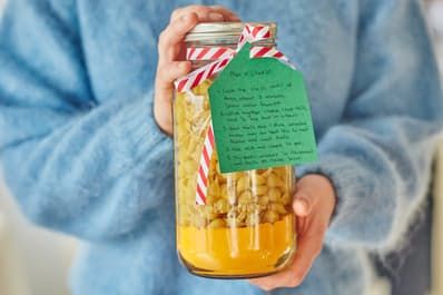 Recipe: Instant Mac and Cheese Mix in a Mason Jar — Bite-Sized Gifts | The Kitchn Instant Mac And Cheese, Mason Jar Mixes, Homemade Kids Gifts, Cheddar Cheese Powder, Making Mac And Cheese, Cheese Powder, Mason Jar Meals, Cheesy Sauce, Mason Jar Gifts