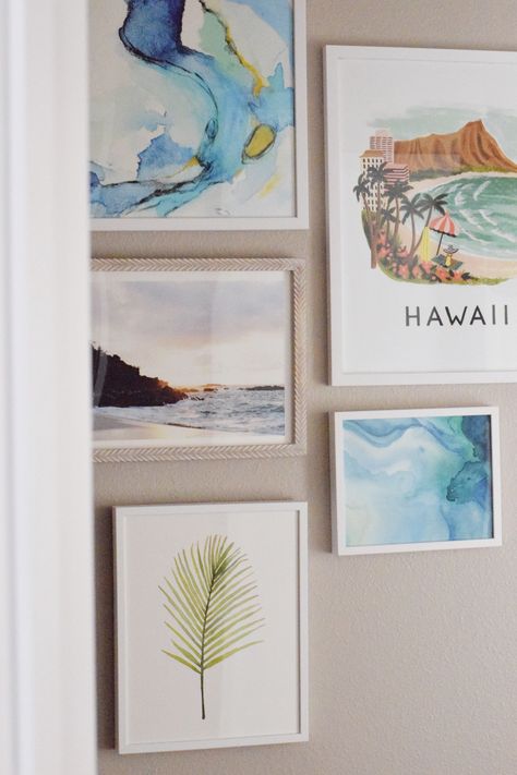 Vacation Gallery Wall Ideas, Hawaiian Office Decor, Displaying Vacation Pictures Wall Art, Hawaiian Dining Room, Hawaiian Themed Rooms Tropical Bedrooms, Hawaiian Bedroom Ideas, Hawaii Room Decor Tropical Style, Gallery Wall Beach, Tropical Theme Bedroom