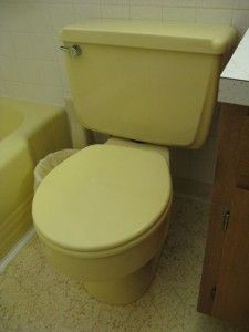 mid-century-yellow! All Black Decor, 70’s Bathroom, Vintage Yellow Bathroom, Ceramic Bathtub, Pink Bathrooms, Bathroom Retro, Retro Bathroom Decor, Beautiful Small Bathrooms, Yellow Bathroom Decor