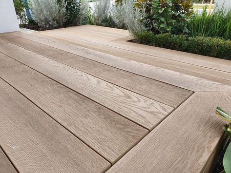 Hamptons Deck Outdoor, Millboard Decking Golden Oak, Deck Composite Ideas, Millboard Decking Ideas, Composite Decking Ideas Garden, Composite Decking Pool, Decking Ideas Garden, Composite Deck Ideas, Composite Decking Ideas