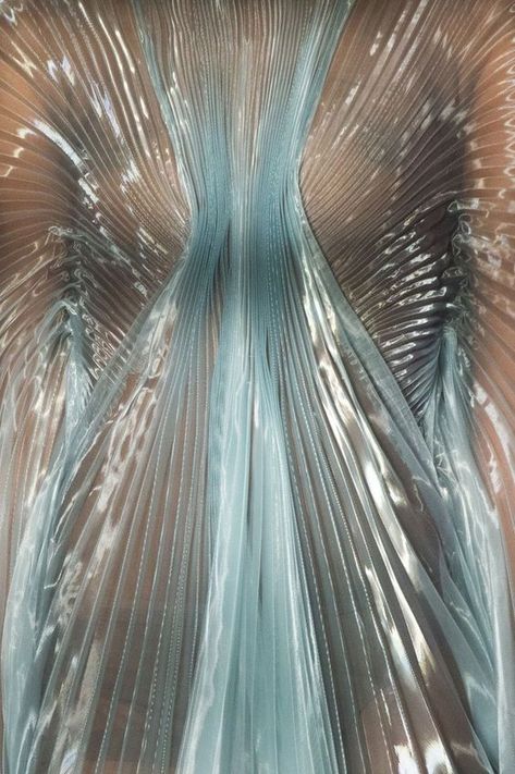 Water Fabric, Textures Fashion, Iris Van Herpen, Takashi Murakami, Couture Mode, Futuristic Fashion, Mötley Crüe, Trend Forecasting, Fall 2018