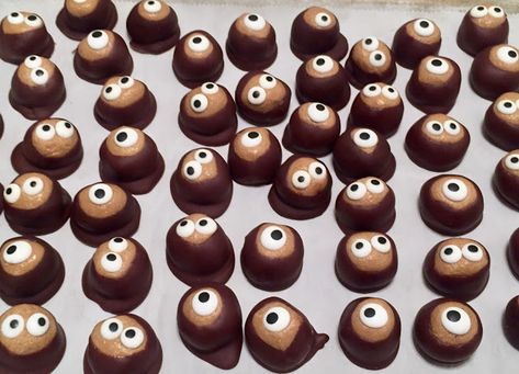 Halloween Buckeye Balls, Halloween Buckeyes Recipe, Halloween Buckeyes, Chocolate Cheese Ball, Buckeye Balls, Holiday Treats Gifts, Buckeyes Recipe, Halloween Food Dinner, Halloween Food Desserts