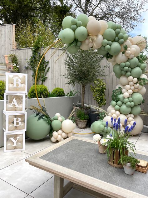 Unisex Balloon Garland, Balloon Arch For Baby Shower Boy, Balloon Arch Baby Shower Neutral, Pastel Green Baby Shower Ideas, Sage And Cream Baby Shower Ideas, Baby Shower Venue Decor, Green Baby Boy Shower Ideas, Babyshower Boy Theme Decoration, Woodland Baby Shower Balloon Arch