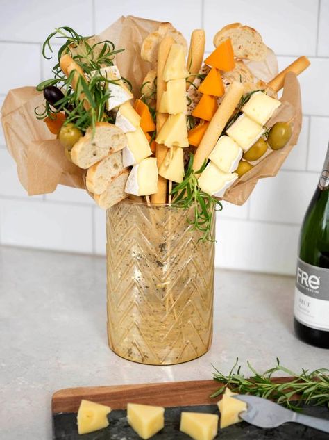 Cheese Bouquet, Bacon Bouquet, Charcuterie Gifts, Food Bouquet, Edible Bouquets, Diy Edible, Edible Arrangements, Flower Gift Ideas, Artificial Bouquet