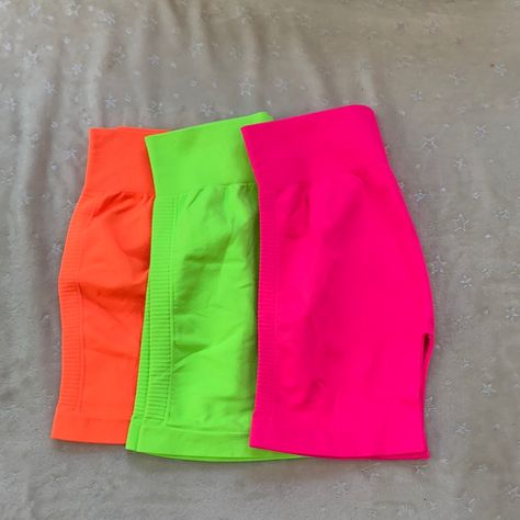 Neon Ribbed Biker Short Smooth And Stretchy Great For Yoga Cycling And Any Outdoor Work Out One Size Fit All Price Is For One Or You Can Combine The 3 Neon Colors Neon Sportswear, Neon Workout Outfit, Neon Streetwear, Neon Clothes, Neon Pink Shorts, Neon Shorts, Neon Shirts, Nike Neon, Neon Outfits