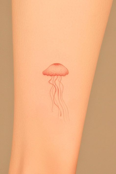 46 Delicate and Chic Minimalist Jellyfish Tattoo Ideas You Can’t Miss Check more at https://ideatatto.com/minimalistic/46-delicate-and-chic-minimalist-jellyfish-tattoo-ideas-you-cant-miss/ Small Jellyfish Tattoo, Jellyfish Tattoo Minimalist, Minimalist Jellyfish, Small Jellyfish, Jellyfish Tattoo, Tattoo Minimalist, Small Hand Tattoos, Tattoo Outline, Small Hands