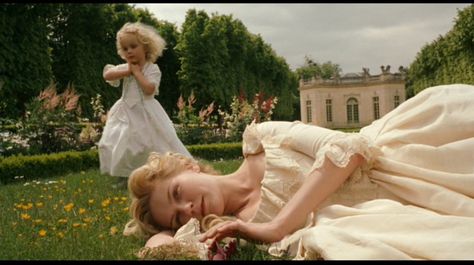 I love this pictures...It is Marie Antoinette with her daughter in her beautiful gardens.  Reminds me of summer! Kirsten Dunst Marie Antoinette, Marie Antoinette Movie, Marie Antoinette 2006, Septième Art, I Love Cinema, Sofia Coppola, Kirsten Dunst, Movie Costumes, Period Dramas