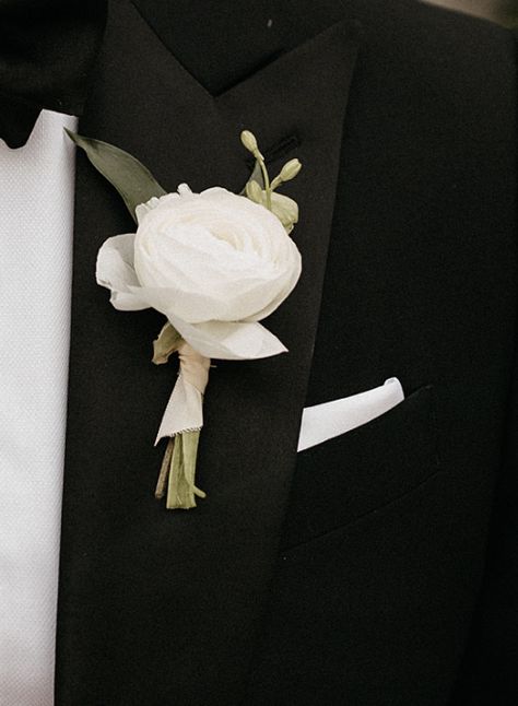 Peony Boutonniere Wedding, Groom Boutonniere White Peony, Classic Boutonniere Wedding, Peony Groom Boutonniere, Groom Only Boutonniere, Wedding Bouquets Groom, White Boutineer Ideas, White Peony Wedding Flowers, Classy Boutineer