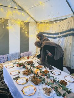 Ramadan Iftar Decor, Ramadan Family Photography, Iftar Party Aesthetic, Girls Iftar Party, Iftar With Family, Ramadan With Friends, Ramadan Vision Board Ideas, Eid With Friends, Ramadan Photography Ideas