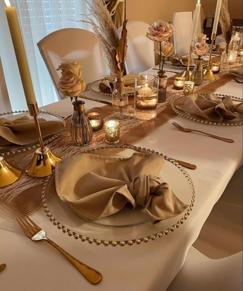 Gold Table Decorations Home, Cream And Gold Table Setting, Sit Down Dinner Table Decor, Gold Dinner Table Decor, Brown And Gold Party, Dinning Tabletop Decor, Brown Table Decor, Summer Dining Table Decor, Ramadan Table Setting