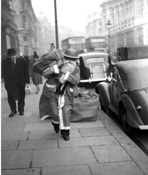 Santa in London, 1940. Military Christmas, London In December, Vintage Christmas Photos, Colorized Photos, Old London, Christmas Past, British History, Father Christmas, Vintage Pictures