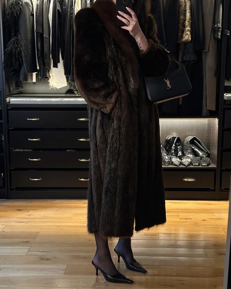 Mink Coats Outfit, Brown Fur Coat Outfit, Paris Trip Outfits, November Outfits, Brown Fur Coat, Fur Coat Outfit, Parisienne Style, Sleek Dress, Coat Outfit