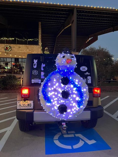 Thanksgiving Jeep Decorations, Jeeps Decorated For Christmas, Jeep Christmas Parade Ideas, Jeep Tire Christmas Wreath, Jeep Tire Christmas Decorations, Christmas Decorations For Jeep Wrangler, Jeep Wrangler Christmas Decorations, Jeep Decorated For Christmas, Decorating Jeep For Christmas