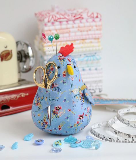 This Cute Chicken Pincushion Is Also A Scissors Caddy - Quilting Digest Chicken Pincushion Pattern, Chicken Pin Cushion Pattern Free, Chicken Pin Cushion Pattern, Small Patchwork Projects, Pincushions To Make, Pin Cushion Ideas, Chicken Pincushion, Chicken Pin Cushion, Small Quilted Gifts