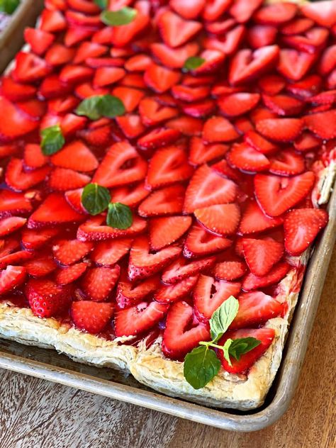 Strawberry Slab Pie, Strawberry Crepes Recipe, Pie Board, Strawberry Jello Pie, Slab Pie Recipes, Slab Cake, Pie Pastry, Strawberry Crepes, Slab Pie