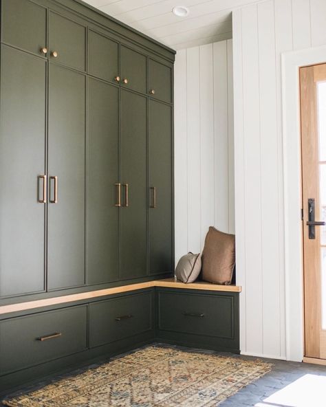 Mudroom Cabinets, Mudroom Laundry Room, Mudroom Design, Bathroom Hallway, Green Cabinets, Boot Room, Laundry Mud Room, Room Storage, Mud Room