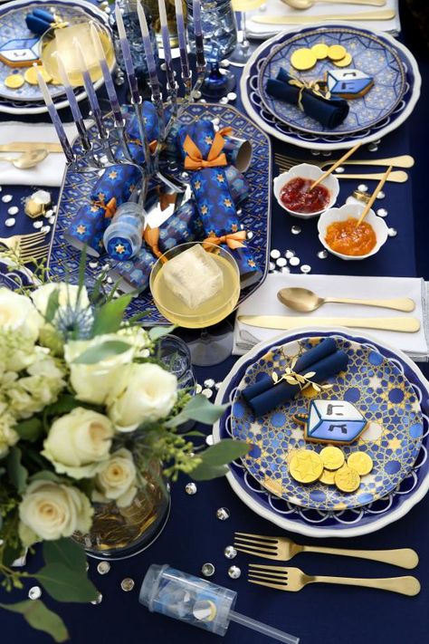 Hanukkah Dinner Table Settings, Chanukah Tablescapes, Hanukkah Tablescape, Christmas Brunch Table, Hanukkah Table Setting, Themed Tablescapes, Hannukah Party, Hannukah Decorations, Hanukkah Ideas