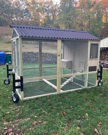 Chicken Coop Ideas Moveable, Moveable Chicken Coop, Chicken Coop Ideas, Egg Burger, Family Homestead, Backyard Chicken Coop Plans, Chicken Tractors, Big Farm, Chicken Tractor