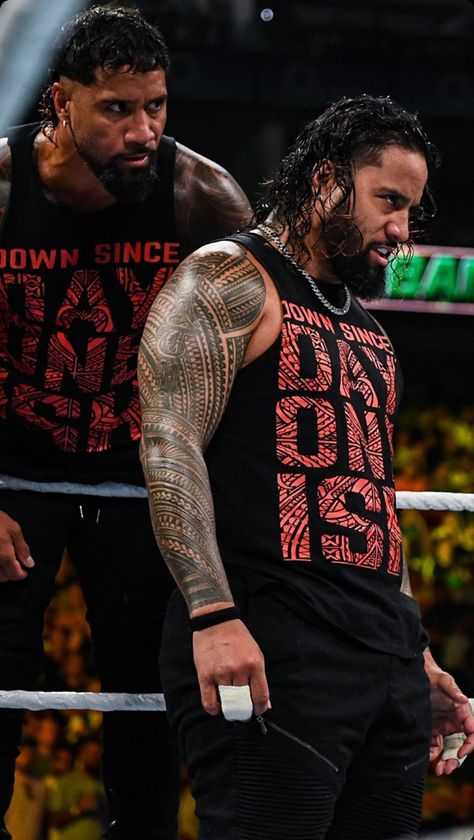 Samoan Men, Usos Wwe, Samoan Dynasty, Jimmy Uso, Nike Logo Wallpapers, Roman Reigns Family, Wwe Pictures, Illustration Board, Hunks Men