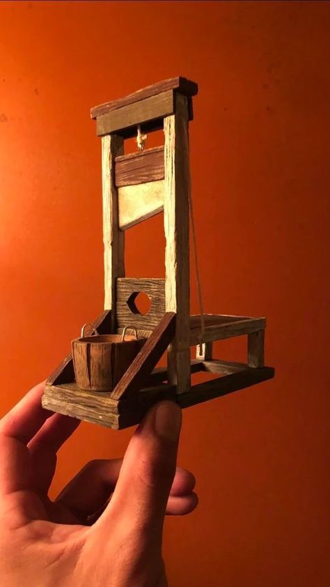 How To Make A Guillotine, Diy Guillotine, Monster Models, Spooky Miniatures, Dnd Diy, Dnd Crafts, Halloween Miniatures, Diy Doll Miniatures, Haunted Dolls