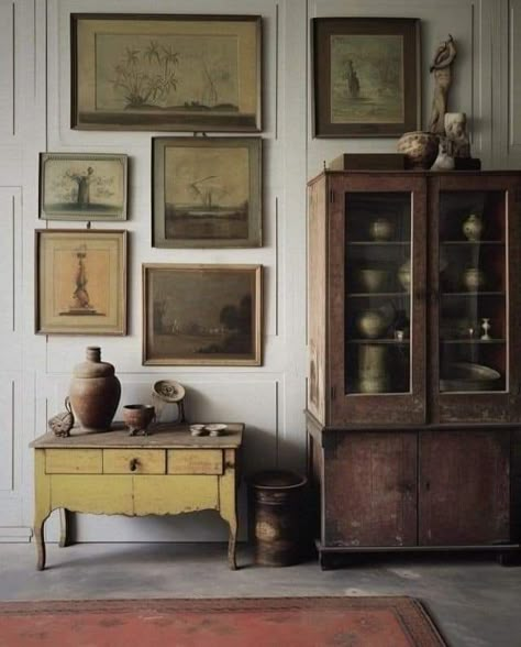 Antique Room Decor, Sustainable Architecture House, Vintage Decorating Ideas, Historical Recipes, Moody Decor, Vintage Decorating, Modern Rustic Decor, Ivy House, Rustic Room