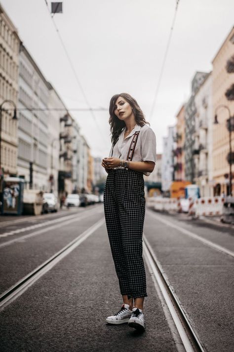 Suspenders Outfit Ideas 2024: Classy to Casual Women's Fashion Summer Suspenders Outfit, Women Wearing Suspenders, Women’s Outfit With Suspenders, Suspenders Outfit Women Casual, Womens Suspenders Outfit, Suspenders Outfit Women, Women Suspender Outfits, Suspenders Outfits, How To Wear Suspenders