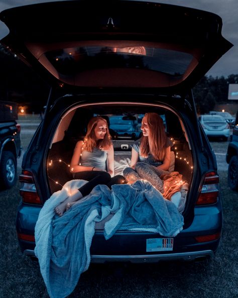 Drive in- summer- friends-photoshoot- bucket list Drive In Photoshoot Ideas, Drive In Movie With Friends, Drive In Movie Friends, Movie Night Photoshoot, Drive In Photoshoot, Drive In Movie Photoshoot, Cute Vans, Sisters Photoshoot Poses, Bff Drawings