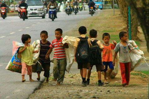 Pics with a Story on Twitter: "Two boys on their way to school passing a group of peers on their way to work in Indonesia. http://t.co/AcPquR2ewd" Kids Going To School, Powerful Pictures, Street Kids, Picture Day, News Website, Banksy, Going To Work, One Pic, Philippines