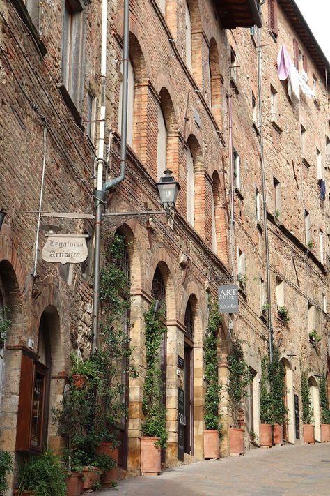 Volterra, a Town from Etruscan Times – Things to Do & Travel Guide ★ I Travel for the Stars - Travel Blog Volterra Italy, Twilight Dr, Tuscan Towns, Stars Art, Tourist Office, My Bucket List, Places In Italy, Italy Travel Guide, Italy Art