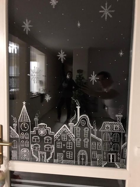 Window Marker Art Ideas, Window Marker Christmas, Window Christmas Decor Ideas Drawing, Christmas Glass Painting Ideas Window, White Pen Window Drawing Christmas, Chalk Art Window Christmas, White Marker Window Christmas, Christmas Chalk Pen Window, Posca Window Art Christmas