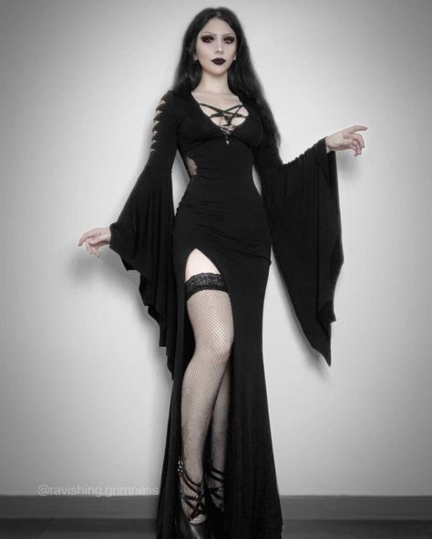 Vampire Queen Costume, Victorian Gothic Dress, Moon Sisters, Halloween Victorian, Dark Beauty Fashion, Stone Dress, Goth Outfit Ideas, Victorian Vampire, Goth Outfit