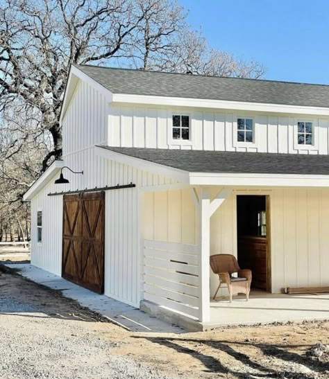 Horse Barn With Apartment, White Metal Building, White Pole Barn, Small Barn Home, Barn Dominium, Small Barn House, Winter House Exterior, Barn With Living Quarters, Farm Style House