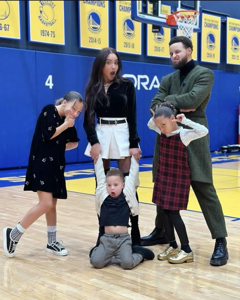 Stephen Curry Daughter, Ayesha And Steph Curry, Nba Wife, Riley Curry, Stephen Curry Family, The Curry Family, The Long Halloween, Batman The Long Halloween, Stephen Curry Basketball