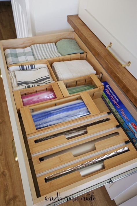 Kitchen Drawer Organizer Ideas Kitchen Drawer Dividers, Kitchen Drawer Organizer, Silverware Drawer Organizer, Kitchen Drawer Organizers, Spice Organization Drawer, Utensil Drawer Organization, Kitchen Built In, Kitchen 2024, Kitchen Wrap