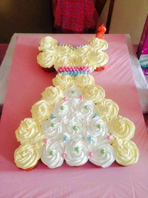 How to DIY Easy Pull Apart Princess Cupcake Cake | www.FabArtDIY.com LIKE Us on Facebook ==> https://www.facebook.com/FabArtDIY Princess Cupcake Cake, Princess Cupcake Dress, Wedding Dress Cupcakes, Princess Cupcake, Pull Apart Cupcake Cake, Pull Apart Cake, Cake Pulls, Pull Apart Cupcakes, Princess Cupcakes