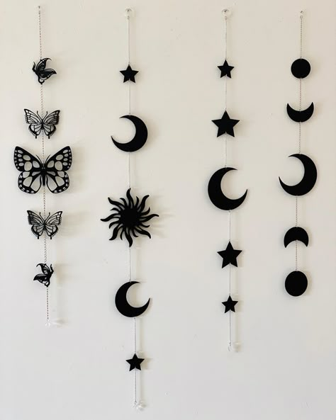 Craft For Hanging, Diy Crafts Wall Hangings, Idea For Wall Decoration, Decorative Room Ideas, Black And White Diy Decor, Black Room Wall Decor, Wall Decor Bedroom Diy Art Ideas, Diy For Room Decor Easy, Diy Black Wall Decor