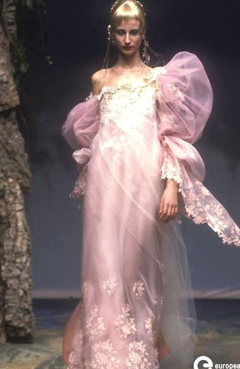 1998 Couture, 90s Runway Fashion, Runway Fashion Couture, Vintage Runway, Christian Fashion, Claudia Schiffer, Weekly Outfits, Sarah Jessica Parker, Naomi Campbell