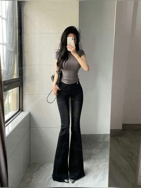 Hour Glass Body Shapes Women, Pear Figure Outfits, Pear Body Type Outfits, Big Chest Outfits, Wide Leg Jeans With Sneakers, Hourglass Body Shape Models, Short Legs Long Torso, Jeans With Sneakers, Hourglass Figure Outfits