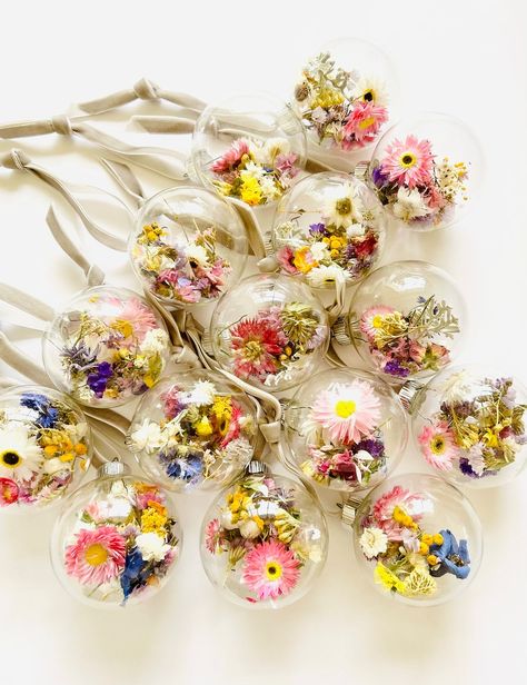 Christmas Flower Ornaments, Wildflower Christmas Tree, Dried Floral Ornaments, Dried Flower Bauble, Diy Flower Ornaments, Dried Flower Ornament, Dried Flower Ornament Diy, Dried Flower Christmas Ornaments, Pressed Flower Ornaments