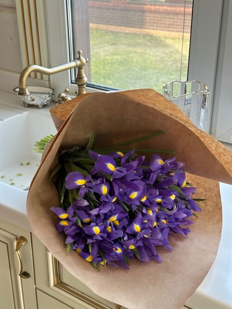 Flower aesthetic iris Bouquet D’iris, Iris Bouquet Aesthetic, Iris Core Aesthetic, Iris Aesthetic Flower, Iris Flowers Aesthetic, Iris Flowers Bouquet, Irises Aesthetic, Iris Flower Bouquet, Iris Core