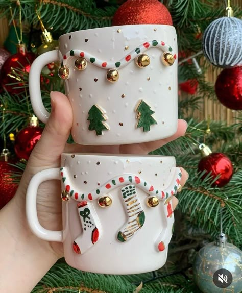 Mug Noel, Holiday Pottery, Cerámica Ideas, Pretty Mugs, Christmas Cup, Pottery Crafts, Diy Pottery, Ceramics Ideas Pottery, Christmas Mood