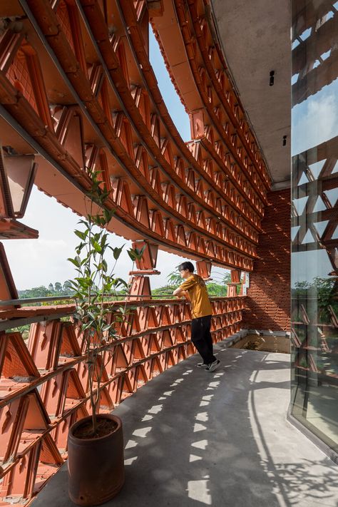 H&P architects wraps 20,000 tiles around 'ngói space' in vietnam Roman Vlasov, Google Campus, Clay Roof Tiles, Clay Roofs, Roof Architecture, Brick Architecture, Zaha Hadid Architects, Civic Center, Brick Facade