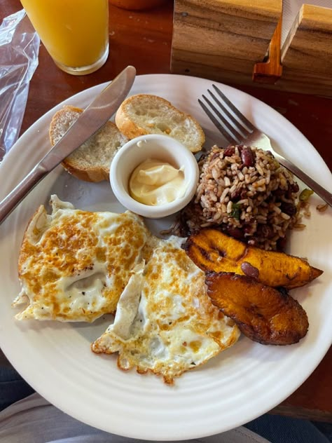 Costa Rica Breakfast, Costa Rican Aesthetic, Costa Rican Breakfast, Costa Rica Packing, Costa Rica Food, Salvadorian Food, Costa Rican Food, Vacation Meals, Breakfast Menu