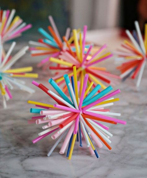 Use straws for something besides drinking chocolate milk! This collection of crafts will show you all sorts of fun DIY projects with drinking straws. Drinking Straw Crafts, Diy Straw, Straw Crafts, Straw Decorations, Drink Straw, Navidad Diy, Paper Straws, Craft Activities, Kids Crafts