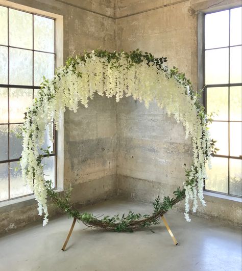 Gorgeous!! Circle Arch Wedding Wisteria, Flower Arch Circle, Gold Ring Backdrop With Flowers, Wedding Ceremony Backdrop Circle, Wisteria Circle Arch, Flower Ring Backdrop, Round Backdrop Ideas For Wedding, Wisteria Wedding Arch Hanging Flowers, Round Floral Backdrop