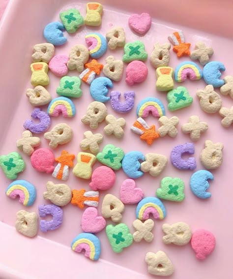 Polymer Clay Lucky Charms, Lucky Charms Painting, Polymer Clay Crafts Food, Polymer Clay Croc Charms, Crochet Cereal, Clay Lucky Charms, Lucky Charms Aesthetic, Polymer Clay Magnets Ideas, Lucky Charms Costume