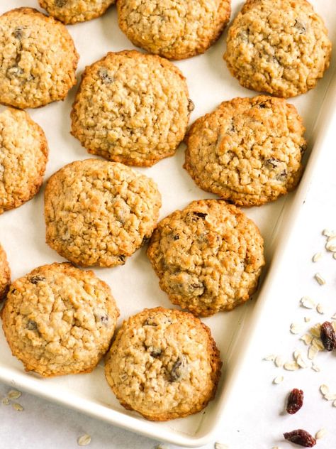 This easy Oatmeal Cookies recipe works every time. Soft and chewy, these are the best oat cookies around. Perfect for lunch boxes and snacks. Chunky Oatmeal Cookies, Healthy Oat Biscuits, Oats Biscuits Recipe, Oat Cookies Healthy, Migraine Recipes, Parkin Recipes, Healthy Oat Cookies, Taming Twins, Oatmeal Cookies Recipes Easy