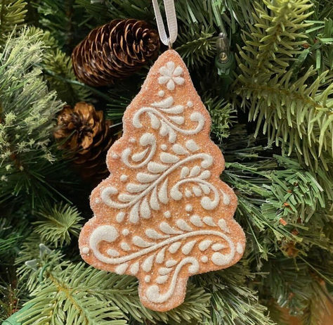 Ceramic Gingerbread Ornaments, Gingerbread Tree Ornaments, Gingerbread Tree Ideas, Christmas Tree Gingerbread Theme, Ginger Bread Decorations Xmas, Clay Gingerbread Ornaments, Gingerbread Christmas Tree Ideas, Gingerbread Tree Decorations, Diy Gingerbread Ornaments