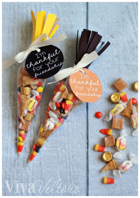 DIY these thoughtful Thanksgiving gifts for your fam - GirlsLife Thanksgiving Favors Diy, Thanksgiving Table Favors, Friendsgiving Food Ideas, Thanksgiving Party Favors, Friendsgiving Food, Thanksgiving Favors, Friendsgiving Party, Thanksgiving Treats, Diy Thanksgiving